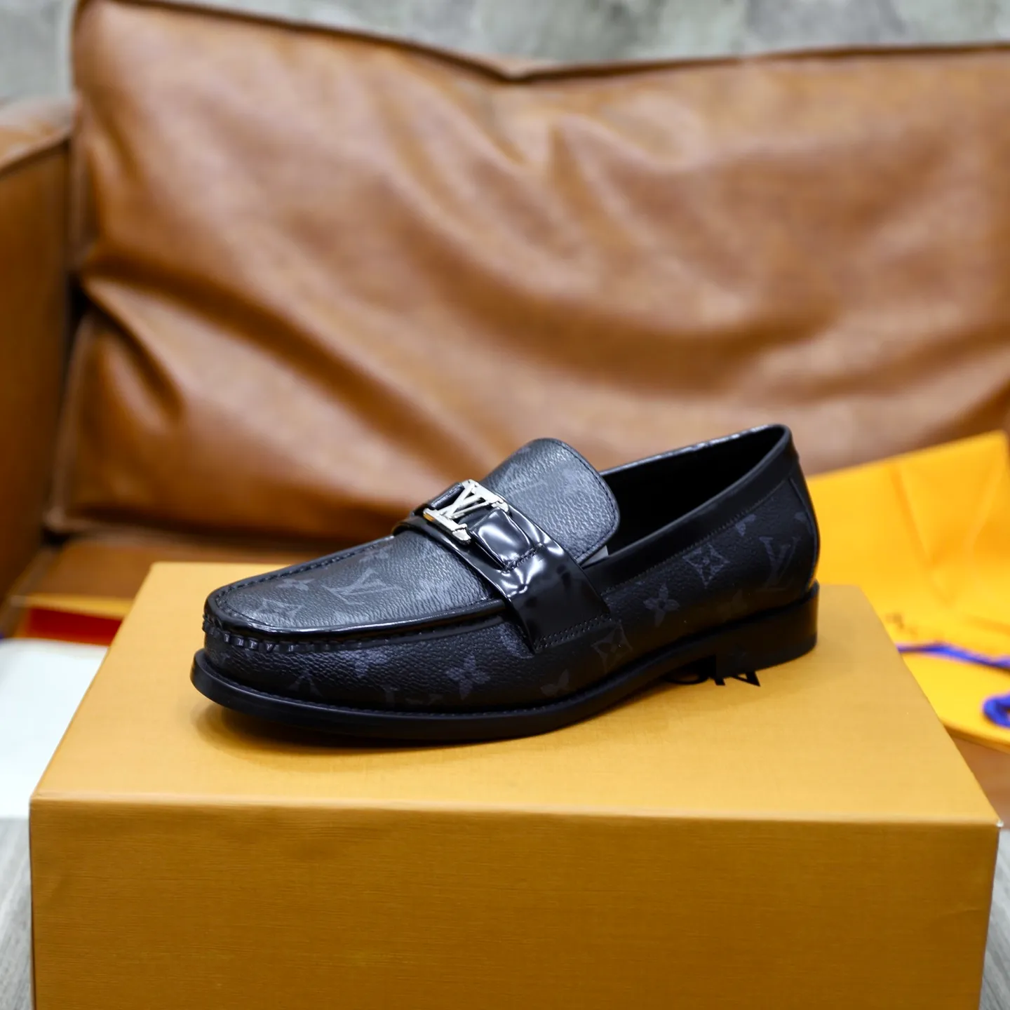 Men's Men's Shoes💰💰920LV Louis Vuitton Slip-on Loafers, top quality products from Guangzhou, ready for sale! This LV Glove loafer is made of selected soft cowhide, with a slightly wrinkled leather surface and a very high-end texture. Each pair is unique. The leather surface is light and soft, with a fine texture and good luster. It is a classic loafer style, with exquisite handmade mark stitching on the toe, and a square toe configuration to highlight the classic style. The horizontal band has hot-printed LV three-dimensional letters, semi-solid handcrafts and a genuine leather outsole, and a rubber patch on the heel to create wear-resistant performance and comfort. One of the must-have loafers for men! Comes with full original packaging! Code number: 38-39-40-41-42-43-44 (38, 45, 46 customized) standard leather shoe code
